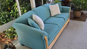 智能电视、壁炉、书、立体声音响