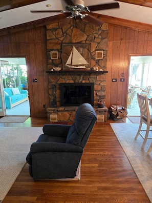 Smart TV, fireplace, books, stereo