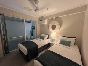 3 habitaciones, tabla de planchar con plancha, internet y ropa de cama