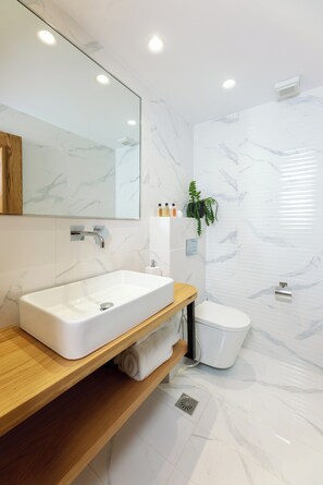 Een douche, een haardroger, handdoeken, toiletpapier