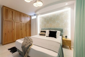 Een strijkplank/strijkijzer, wifi, beddengoed