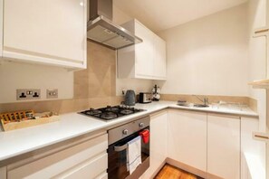 Fridge, microwave, oven, stovetop - Elegant one bed apartment in the heart of Chelsea (Greater London)