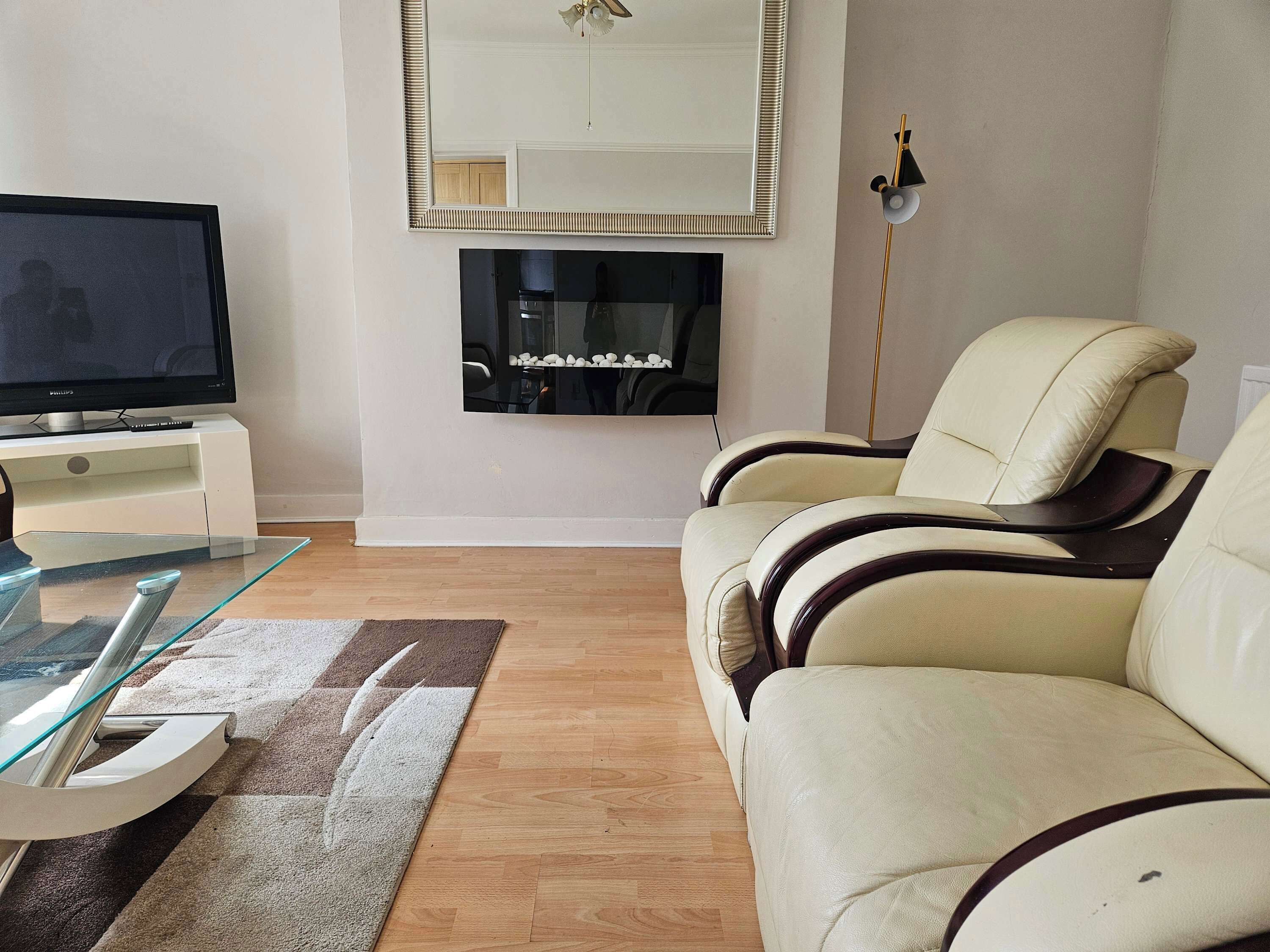 Una televisión, una chimenea, una oficina