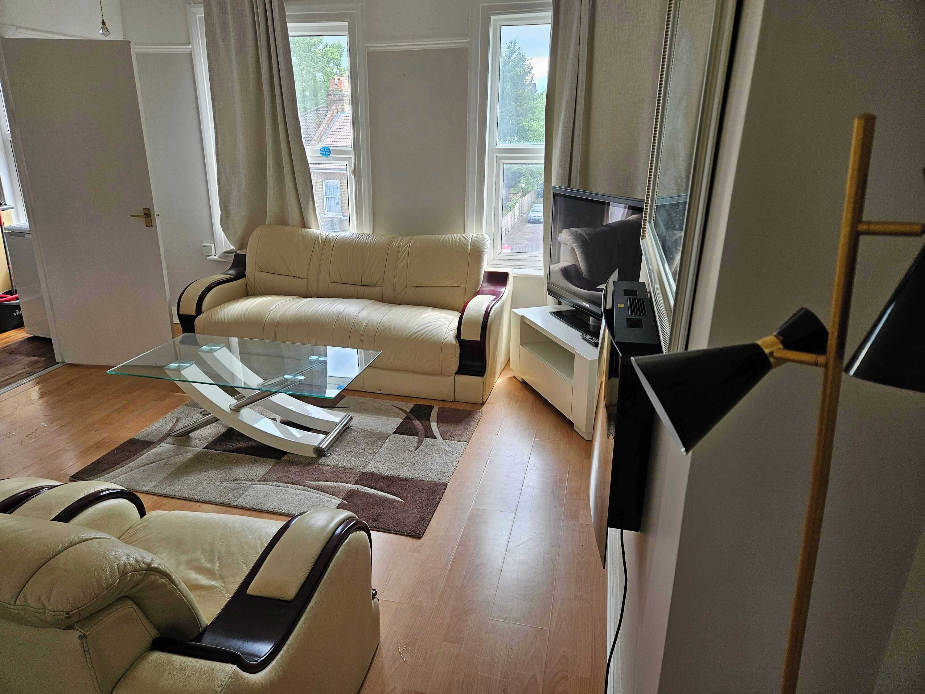 Télévision, cheminée, espaces bureaux