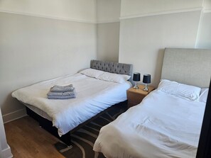 2 chambres, fer et planche à repasser, accès Internet, draps fournis