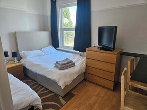 1 habitación, tabla de planchar con plancha, internet y ropa de cama 