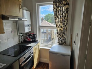 Refrigerador, microondas, horno y parrilla de estufa 