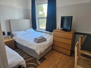 2 bedrooms, iron/ironing board, Internet, bed sheets