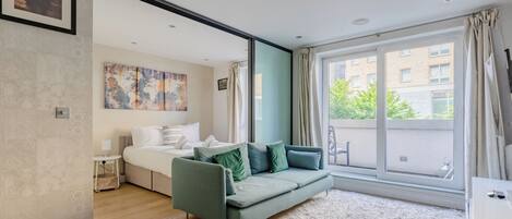 Iron/ironing board, internet, bed sheets