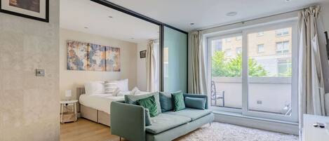 Iron/ironing board, Internet, bed sheets