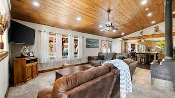 ํ์ฐ์ค | 3 ๊ฐ์ ์นจ์ค