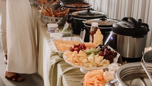 Une table de buffet garnie de divers plats et un grand récipient.