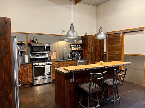 Quiet getaway with land for kids and pets to roam!