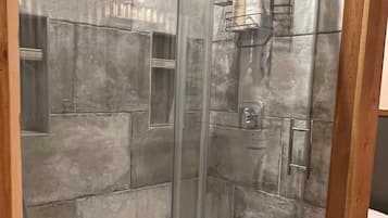 Douche, serviettes fournies, savon, papier toilette