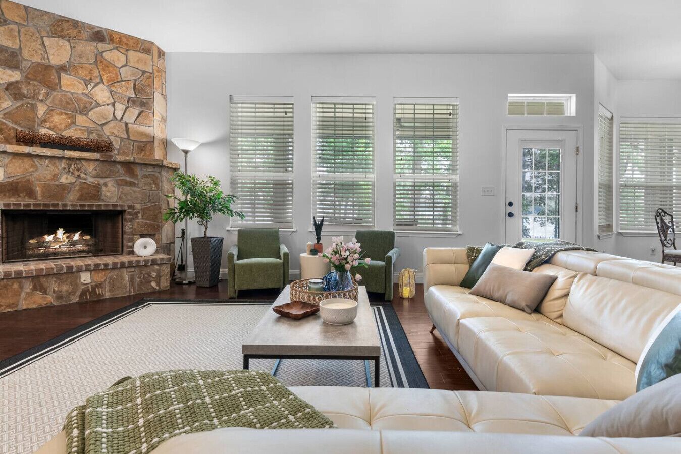 Älytelevisio, takka, pöytätennispöytä