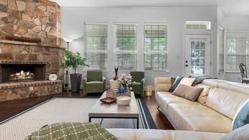 Älytelevisio, takka, pöytätennispöytä