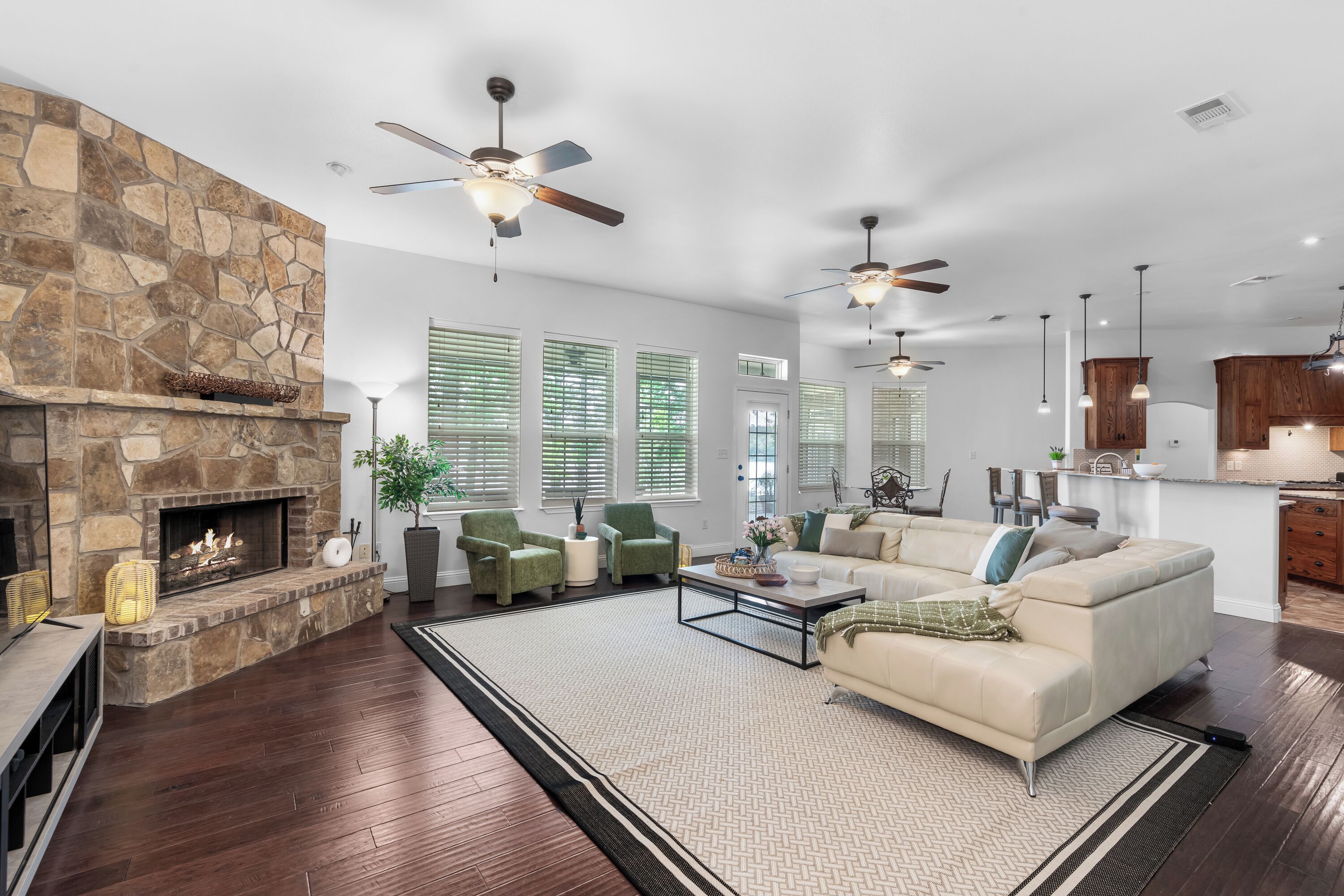 Smart TV, tavolo da ping pong, impianto stereo