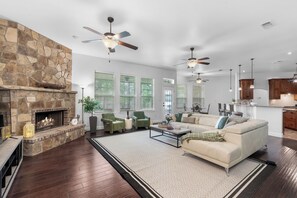 Smart TV, tavolo da ping pong, impianto stereo