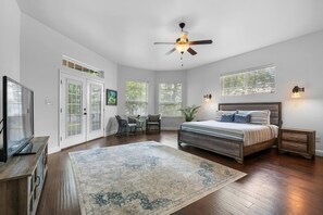 Een bureau, wifi, beddengoed