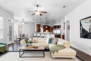 Smart TV, fireplace, ping pong, offices - Eagle`s Nest Lakehouse ~Pickleball Court ~Hot Tub (Leesburg)