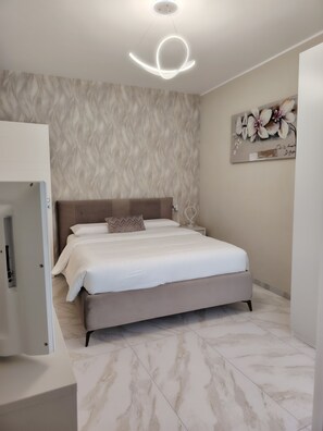 3 bedrooms, travel crib, WiFi, bed sheets