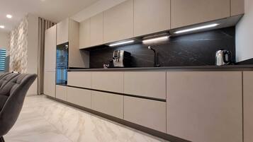 Kühlschrank, Mikrowelle, Ofen, Herdplatte