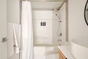Douche, sèche-cheveux, serviettes fournies, savon