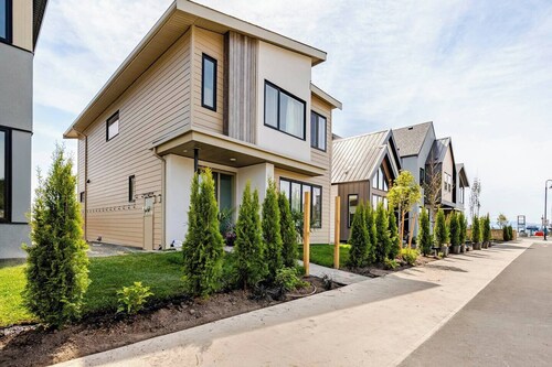 Victoria's  Oceanside Family Retreat 2br new 
bsmt, 15 walking min to the beach