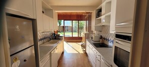 Private kitchen - House with garden in the center of Royan. Beaches within 3 minutes' walk (Royan)