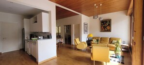 Living area - House with garden in the center of Royan. Beaches within 3 minutes' walk (Royan)