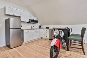 Kühlschrank, Mikrowelle, Wasserkocher mit Kaffee-/Teezubehör, Toaster