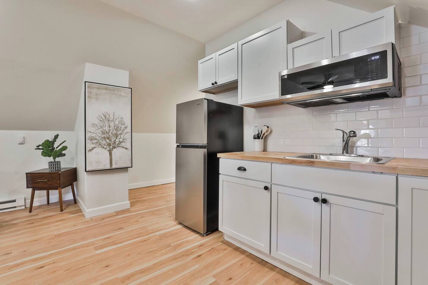 Fridge, microwave, dishwasher, coffee/tea maker