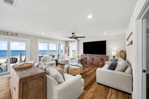 Casa, vista oceano | Area soggiorno | Smart TV 75 pollici con canali digitali, Netflix, Hulu