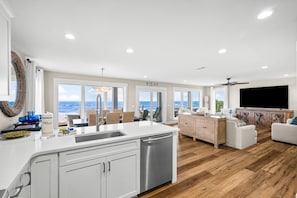 Maison, vue océan | Cuisine privée | Grand réfrigérateur, micro-ondes, four, plaque de cuisson