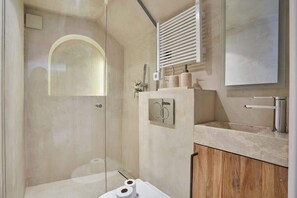 Dusche, Haartrockner, Shampoo