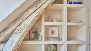 Una estantería con libros y objetos decorativos.