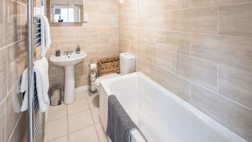 Cottage | Bathroom | Shower, hair dryer, towels