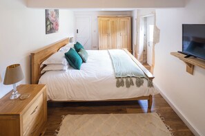 Cottage | 2 bedrooms, iron/ironing board, free WiFi, bed sheets - Deer Cottage at Rowden Manor - Sleeps 5 & Parking (Chippenham)