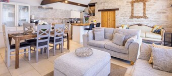 The Dovecote, Rowden Manor- Sleeps 6 & Parking