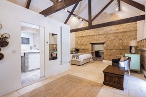 Cottage | 3 bedrooms, free WiFi, bed sheets - The Dovecote, Rowden Manor- Sleeps 6 & Parking (Chippenham)