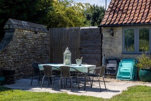 Outdoor dining - The Dovecote 3-bed Cottage, Rowden Manor (Chippenham)