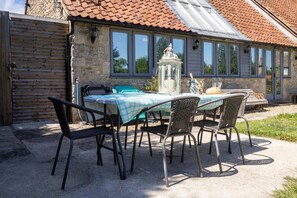 Outdoor dining - The Dovecote 3-bed Cottage, Rowden Manor (Chippenham)
