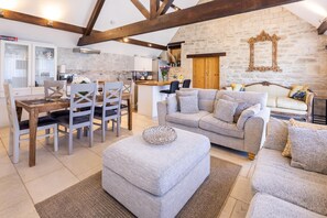 TV - The Dovecote 3-bed Cottage, Rowden Manor (Chippenham)