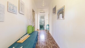 A hallway with a bench, framed certificates, and a door leading to a bathroom. - I Sognatori - Bilo Plus by BarbarHouse (Torre Squillace)