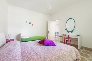 1 chambre, fer et planche à repasser
