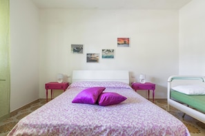 1 chambre, fer et planche à repasser