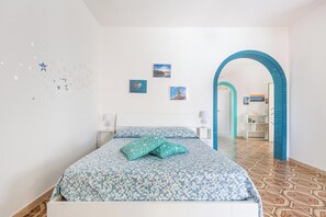 1 chambre, fer et planche à repasser