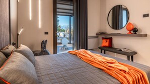 Een moderne hotelkamer met een groot bed, een nachtkastje, een spiegel en uitzicht door een glazen deur.