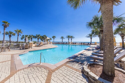 Luxury Private Home, Gourmet Kitchen, 2 Pools, Walk to Quiet Beach