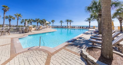 Luxury Private Home, Gourmet Kitchen, 2 Pools, Walk to Quiet Beach